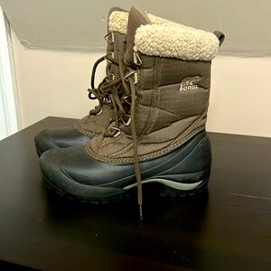 Sorel winter lace up boots size 6